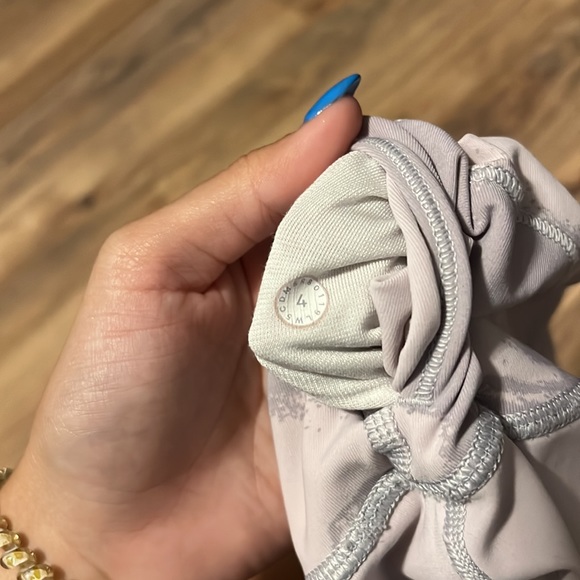 Hardly worn lululemon 25’ size 4 leggings - Picture 6 of 6